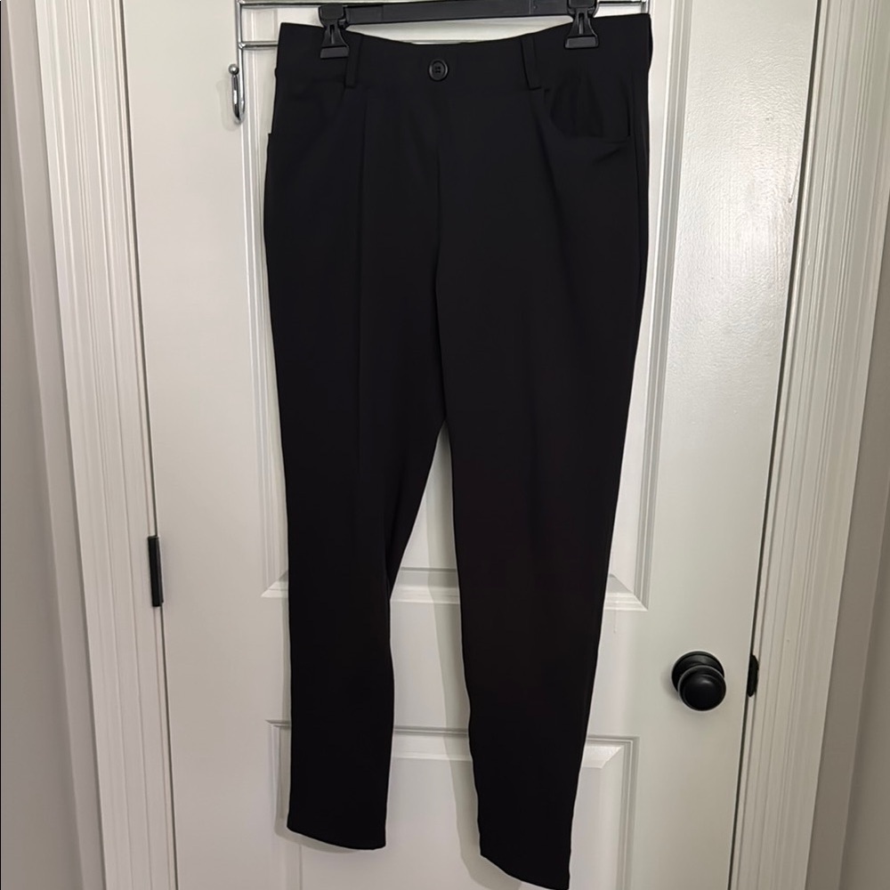 Black Cropped Pants with Sleek Tapered Design